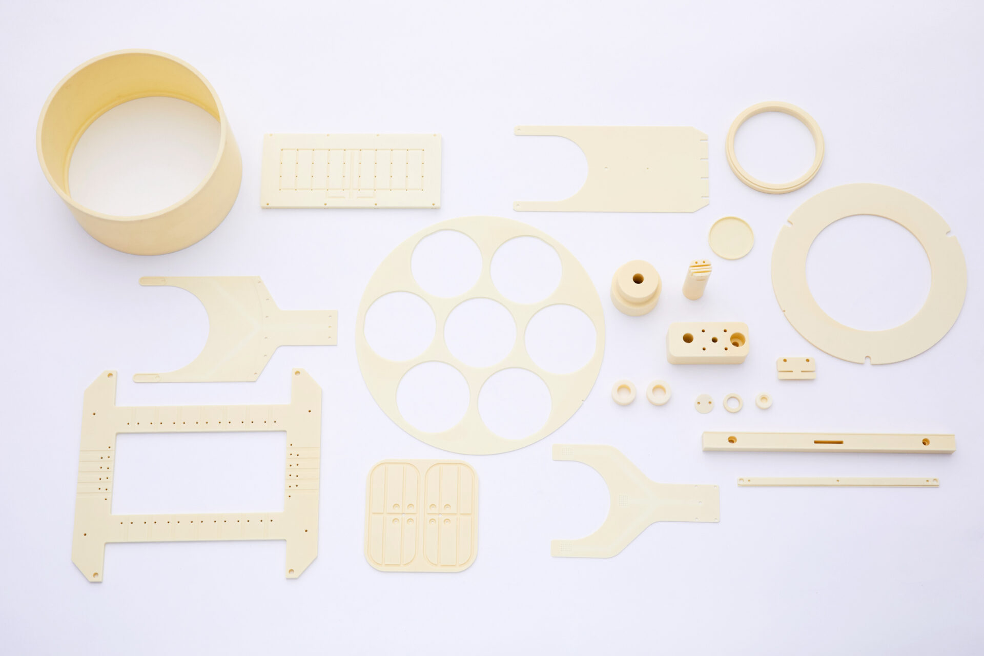 A large number of ceramic products for semiconductor and electronic components, such as wafer transfer hands, trays, and substrates !